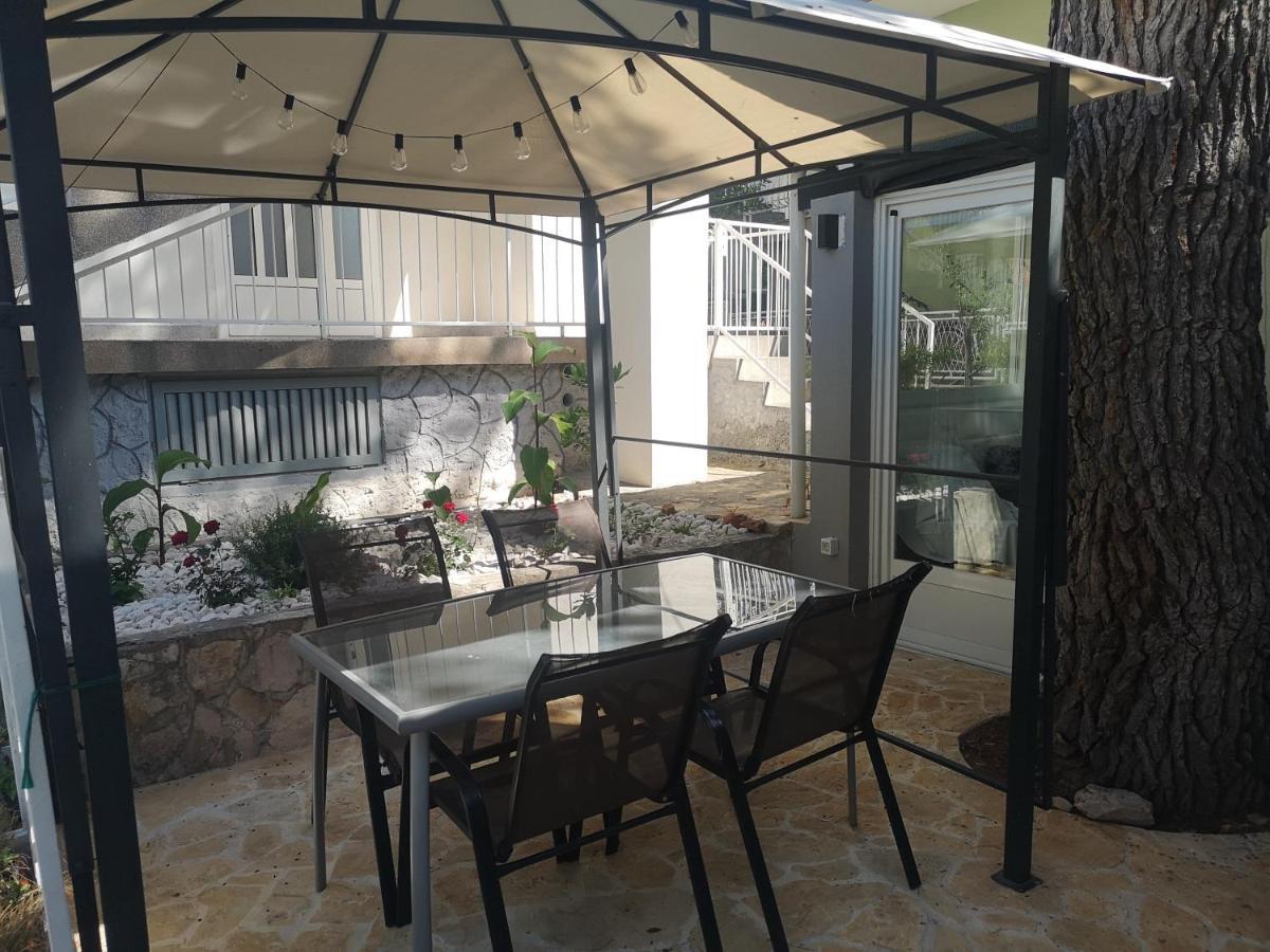 Villa Mala Kuca Ispod Borova Primošten Exterior foto