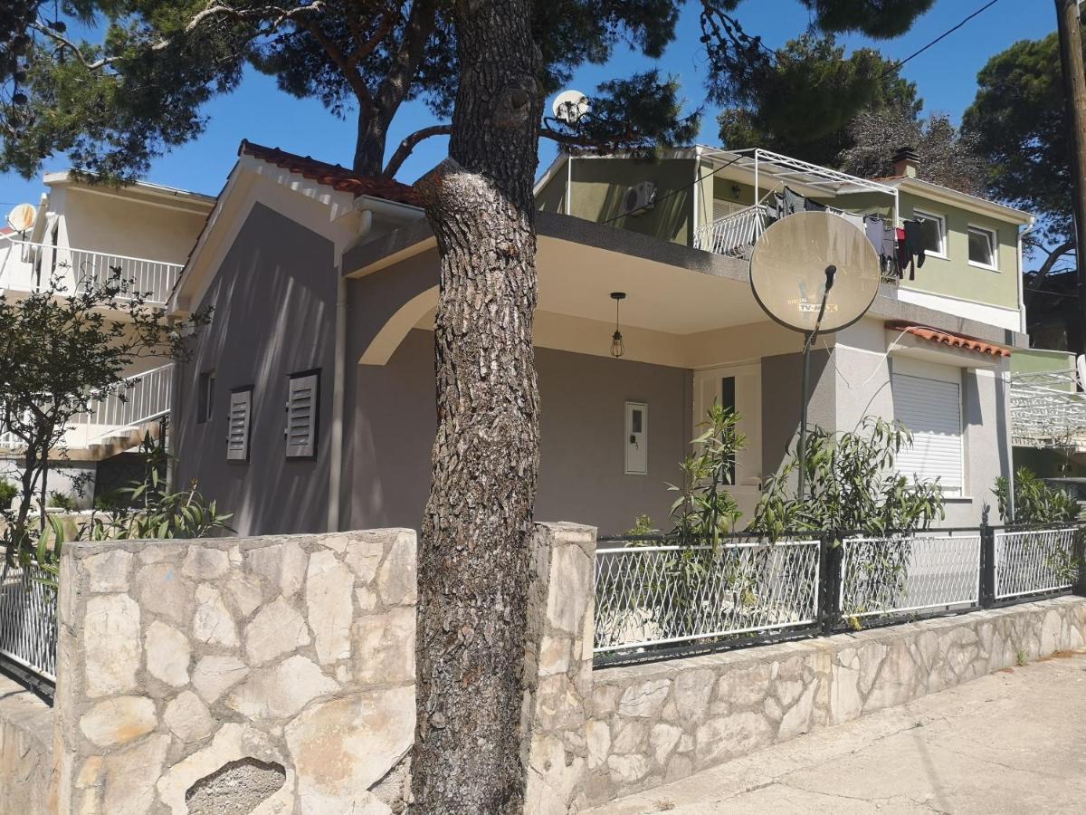 Villa Mala Kuca Ispod Borova Primošten Exterior foto